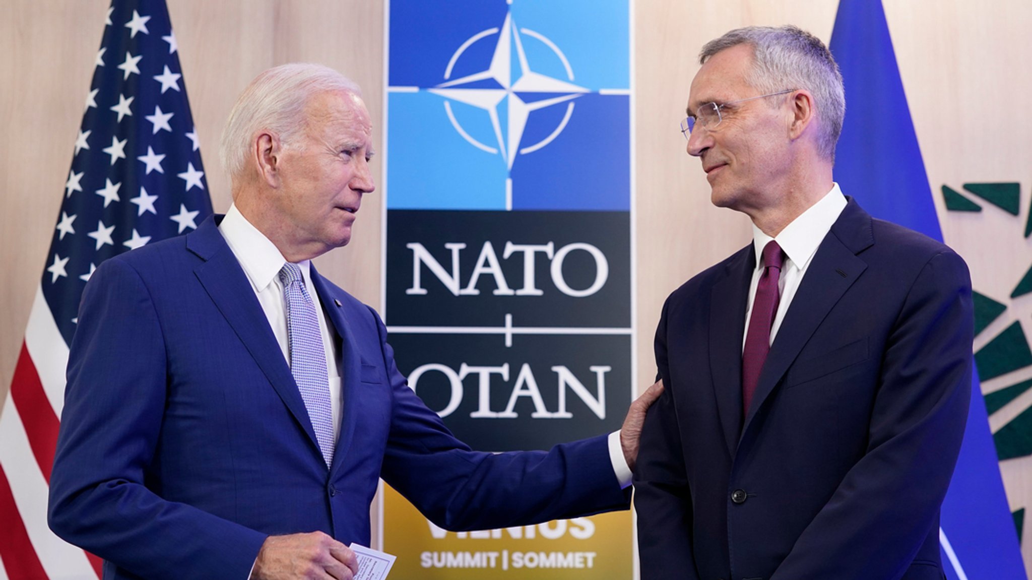 Joe Biden (l.), Präsident der USA, und Jens Stoltenberg, Nato-Generalsekretär, treffen sich beim Nato-Gipfel in Litauen am 11. Juli 2023.