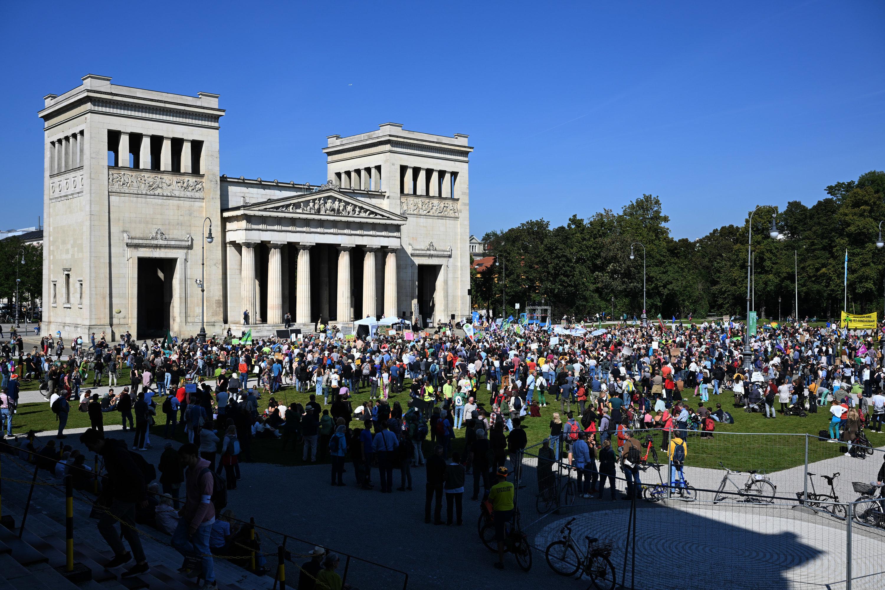 Teilnehmer des Globalen Klimastreiks von Fridays for Future stehen auf dem Münchner Königsplatz.