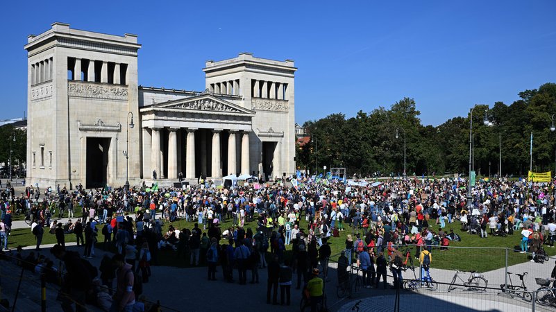 Teilnehmer des Globalen Klimastreiks von Fridays for Future stehen auf dem Münchner Königsplatz. | Bild: dpa-Bildfunk/Felix Hörhager Teilnehmer des Globalen Klimastreiks von Fridays for Future stehen auf dem Münchner Königsplatz.