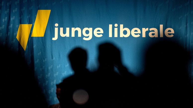 Schriftzug der Jungen Liberalen - Die "JuLis" sind junge FDP-Mitglieder. | Bild:dpa-Bildfunk/Swen Pförtner