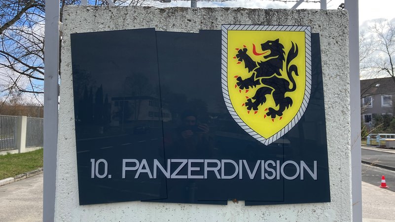 Schild am Eingang der Balthasar-Neumann-Kaserne in Veitshöchheim. Von dort aus wird die 10. Panzerdivision befehligt. | Bild: Kilian Neuwert, BR Schild am Eingang der Balthasar-Neumann-Kaserne in Veitshöchheim. Von dort aus wird die 10. Panzerdivision befehligt.