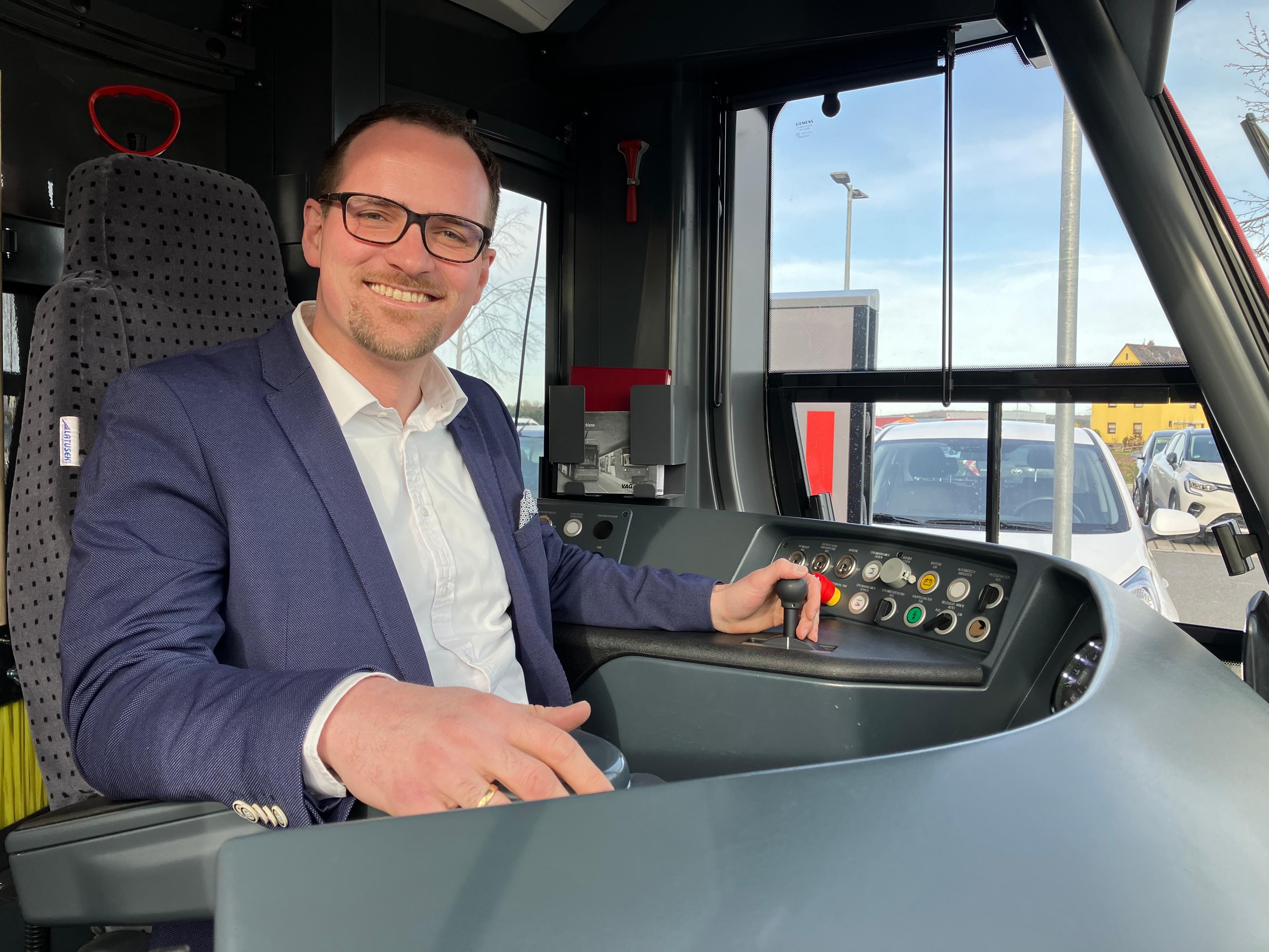 Ratsvorsitzender Peter Reiß (SPD) hat sich hinters Steuer einer Straßenbahn gesetzt. 