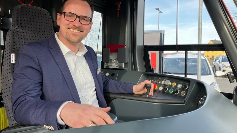 Ratsvorsitzender Peter Reiß (SPD) hat sich hinters Steuer einer Straßenbahn gesetzt. 