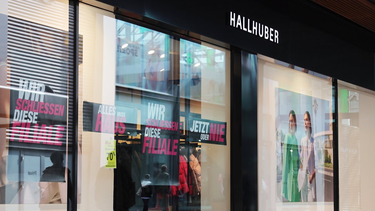 Schaufenster eines Stores der insolventen Modekette Hallhuber kurz vor der Schließung.