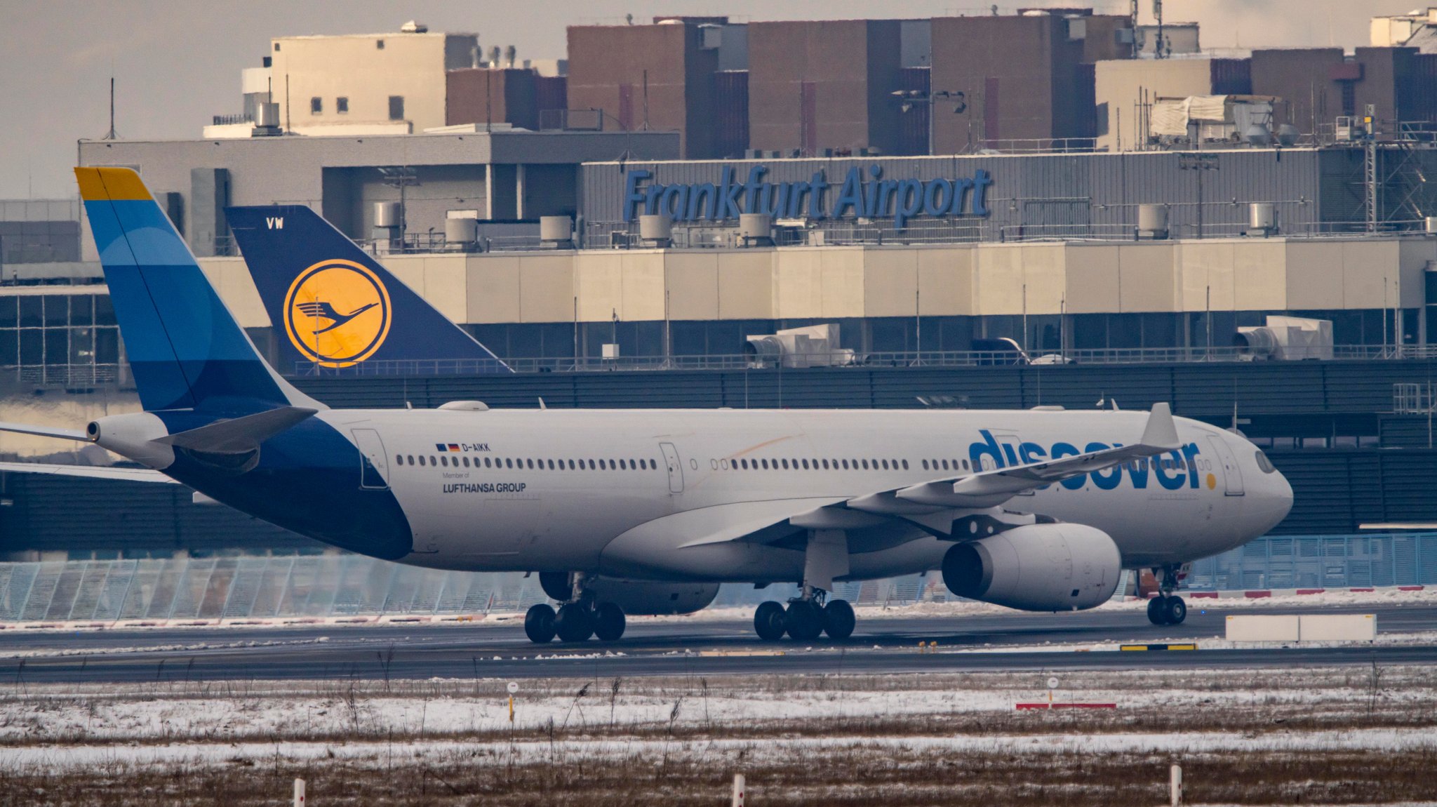 Lufthansa, Flugzeuge auf dem Taxiway am Flughafen Frankfurt FRA (Symbolbild)