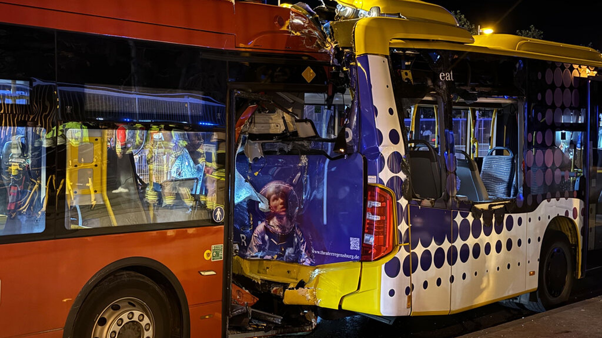 07.10.2024, Bayern, Regensburg: Zwei Linienbusse stehen nach einem Auffahrunfall auf der Nibelungenbrücke in Regensburg. Ein Linienbus fuhr auf der Donaubrücke in einen vorausfahrenden Bus. Foto: Sebastian Pieknik/NEWS5/dpa +++ dpa-Bildfunk +++