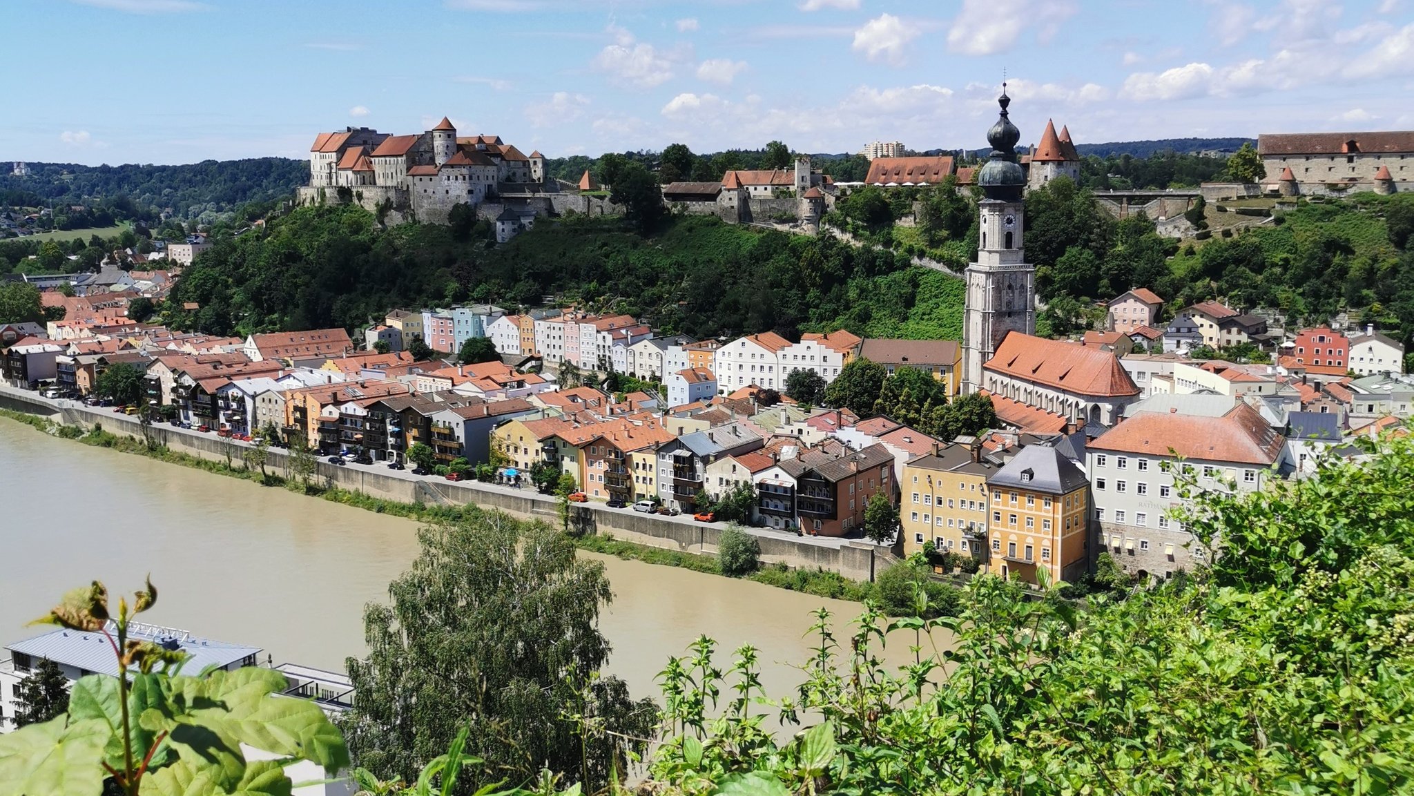 Stadtansicht Burghausen mit der Salzach im Vordergrund.