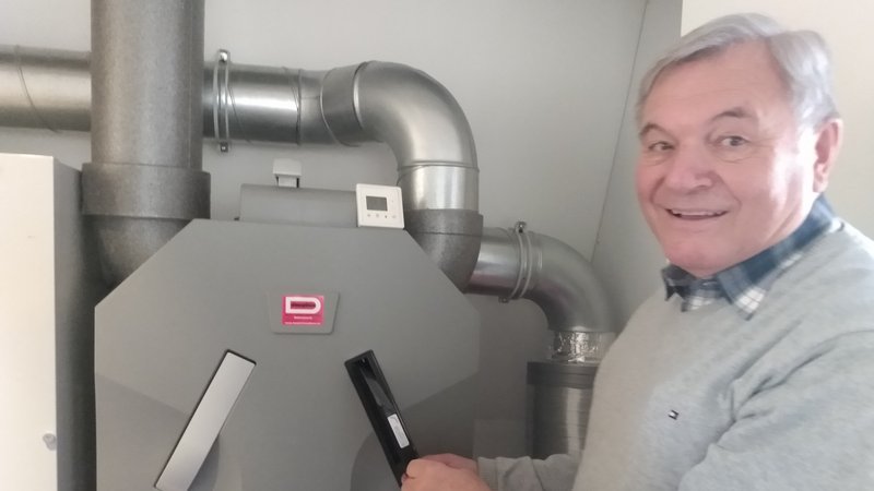 Reinhard Kuhn zieht einen Luftfilter aus der Wärmepumpe.