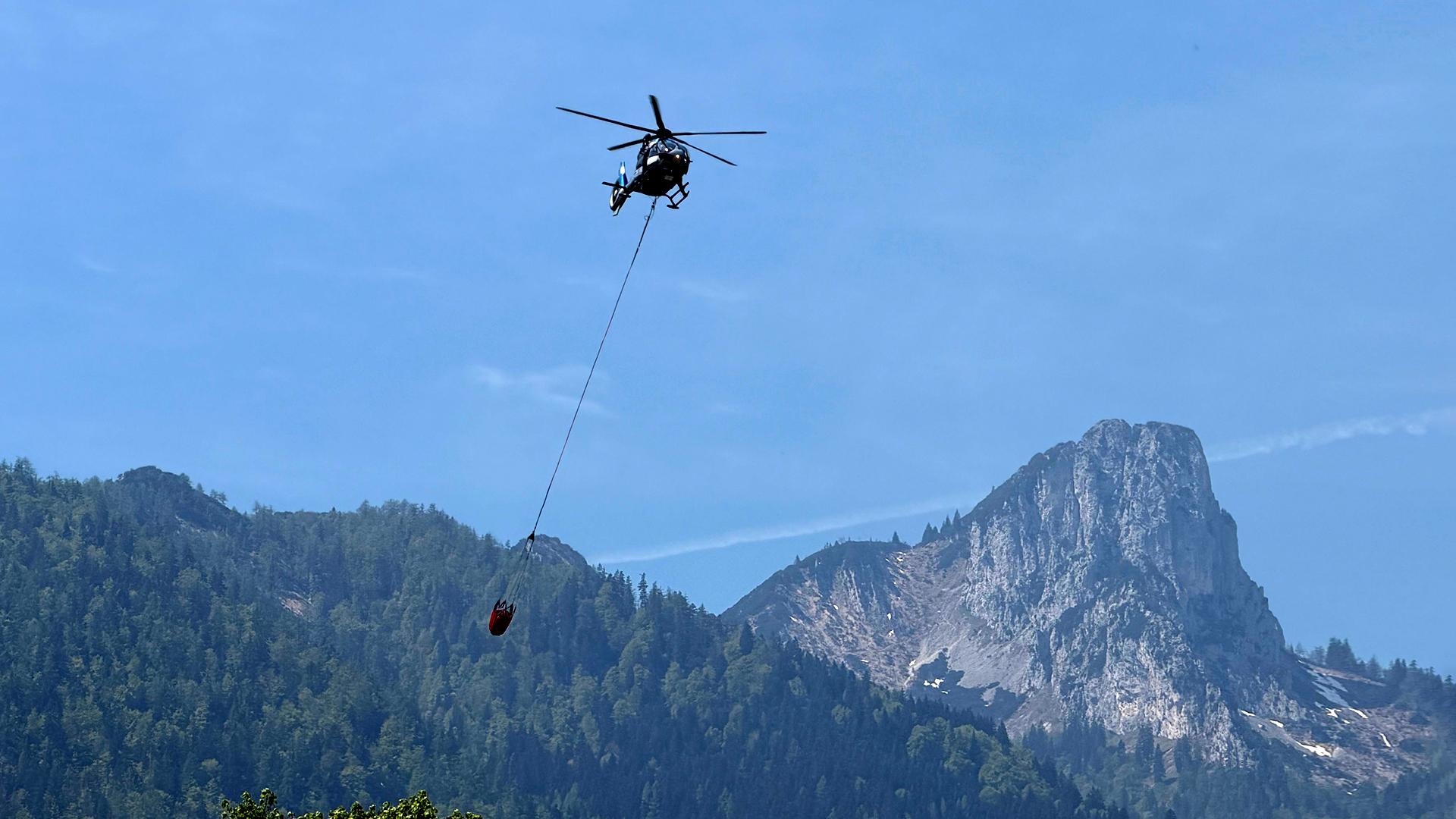 In den Chiemgauer Alpen am Saurüsselkopf gilt seit gestern der Katastrophenfall. Rund 160 Hektar stehen in Flammen. Die Löscharbeiten sind kompliziert. Denn das Gelände ist schwer zugänglich, und der Wind macht es den Einsatzkräften zusätzlich schwierig.