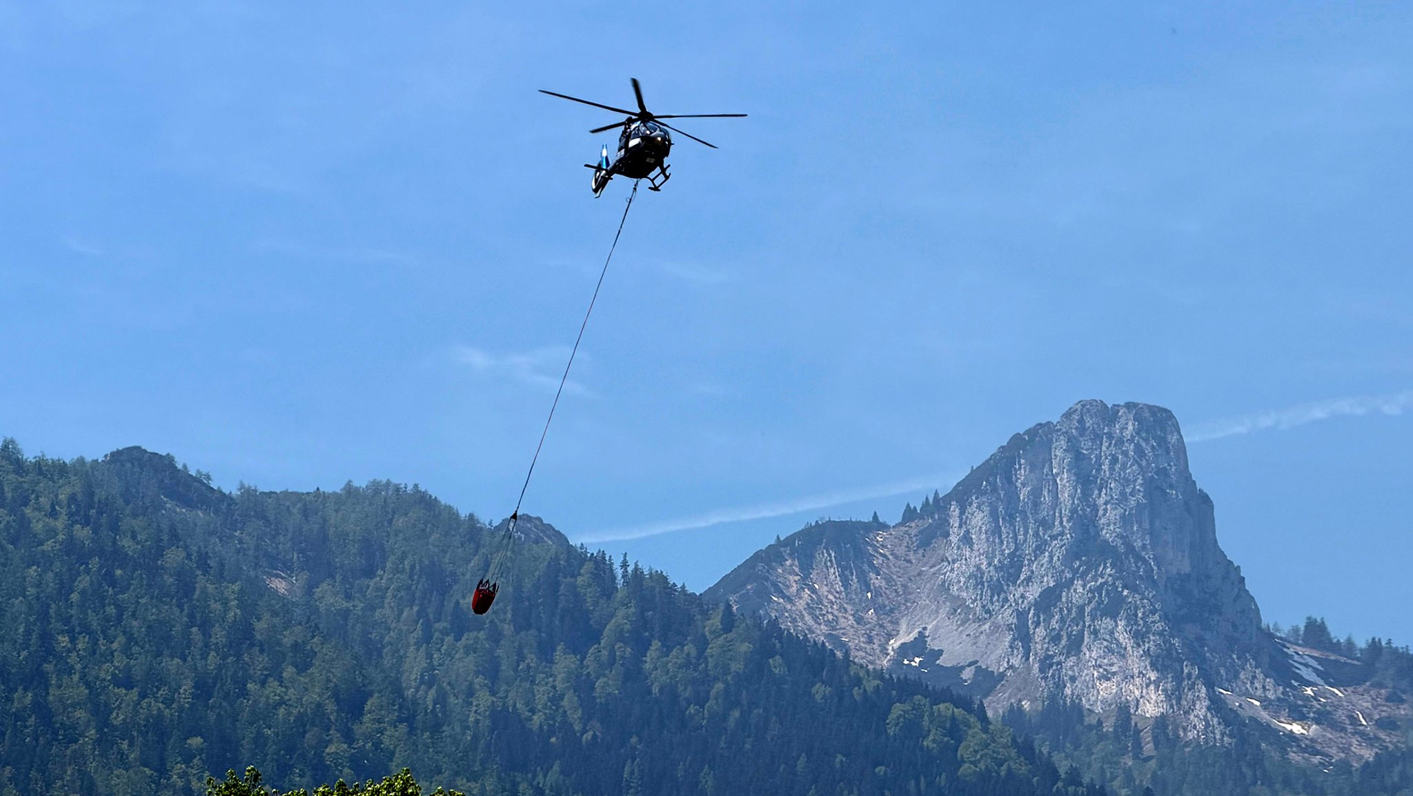 In den Chiemgauer Alpen am Saurüsselkopf gilt seit gestern der Katastrophenfall. Rund 160 Hektar stehen in Flammen. Die Löscharbeiten sind kompliziert. Denn das Gelände ist schwer zugänglich, und der Wind macht es den Einsatzkräften zusätzlich schwierig.
