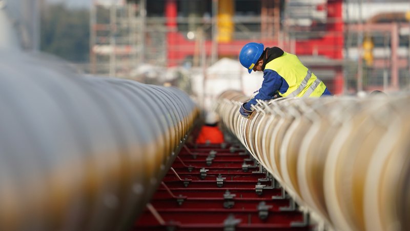(Symbolbild) Pipelines an einem LNG-Terminal | Bild: pa/dpa/Marcus Brandt (Symbolbild) Pipelines an einem LNG-Terminal
