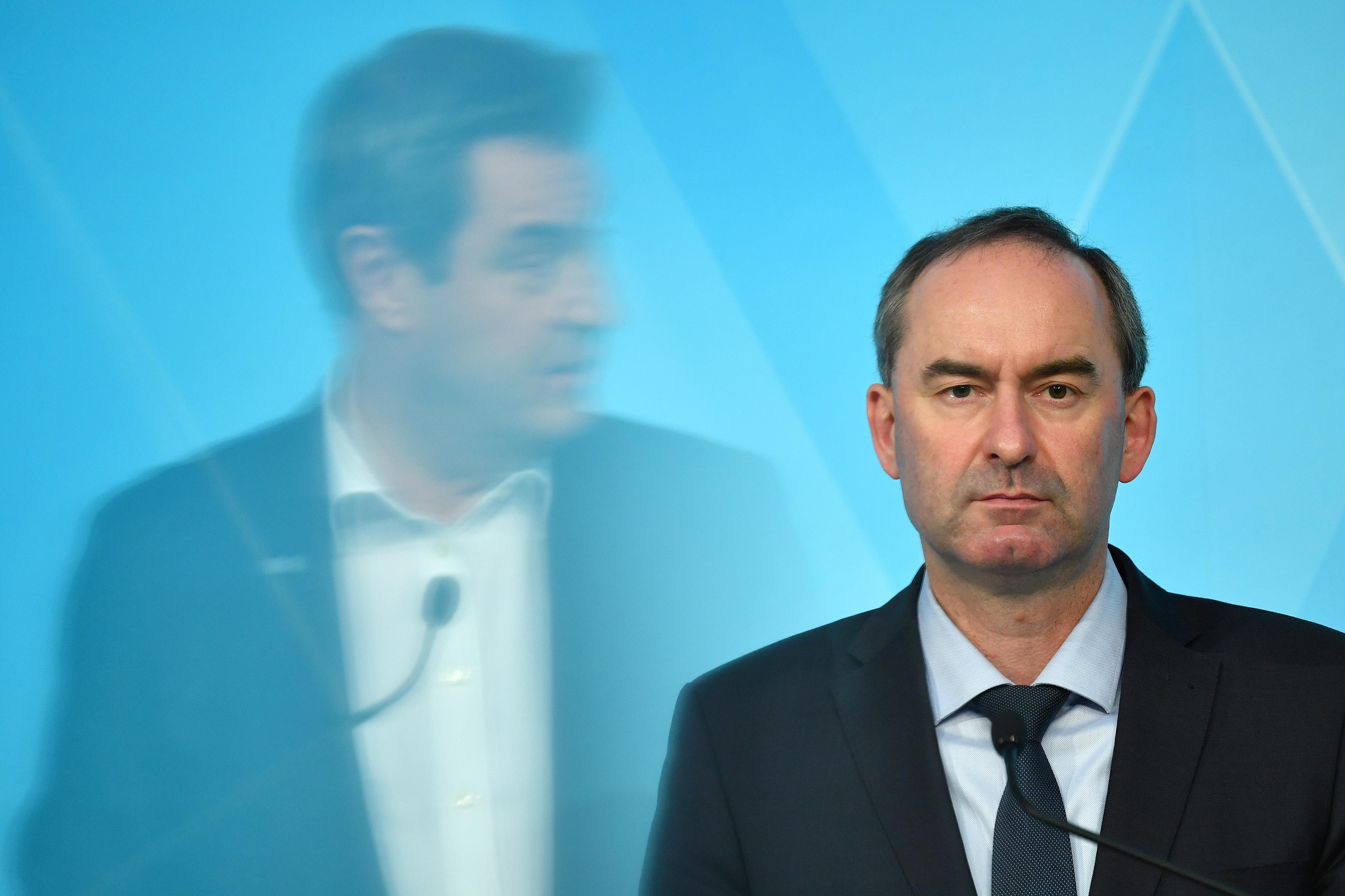 Aus der Lohnfortzahlung für Ungeimpfte: Aiwanger droht mit Klage | Bild:picture alliance / SvenSimon | Frank Hoermann/SVEN SIMON