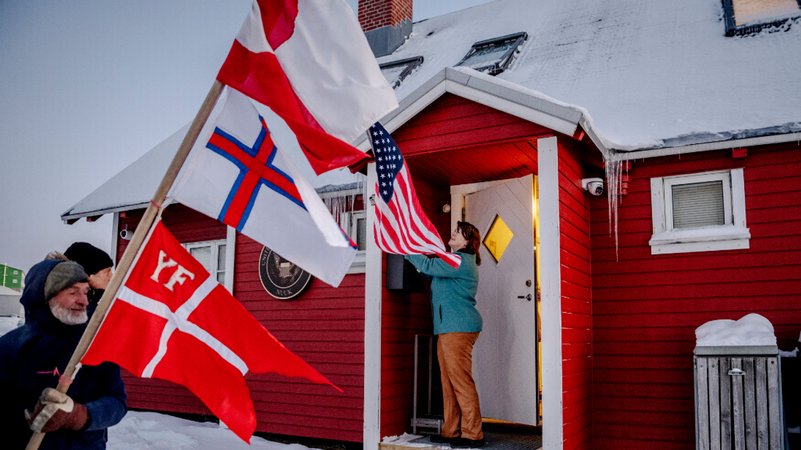 Proteste vor dem US-Konsulat in Grönlands Hauptstadt Nuuk. | Bild: picture alliance / Ritzau Scanpix | Mads Claus Rasmussen Proteste vor dem US-Konsulat in Grönlands Hauptstadt Nuuk.
