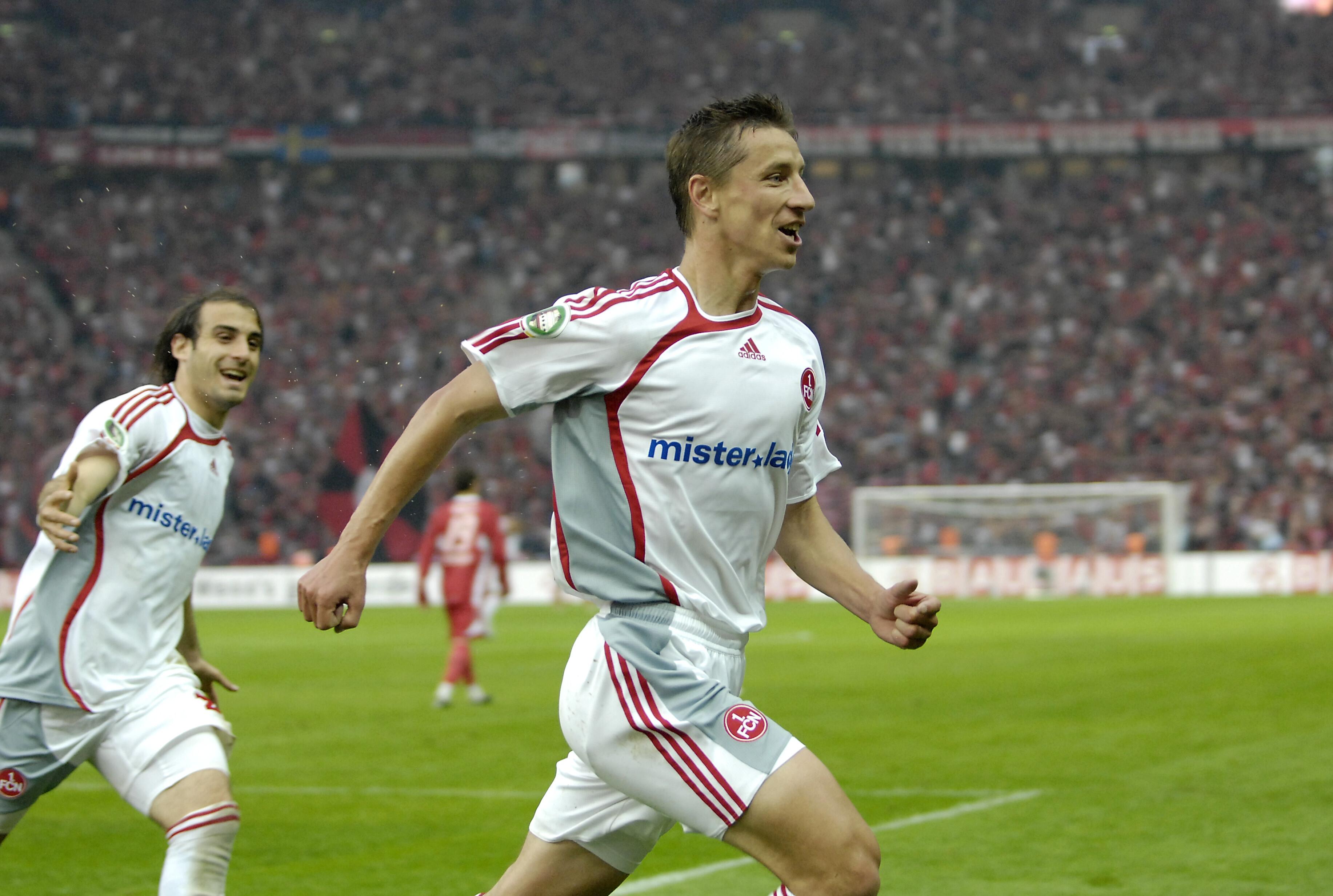 Holten mit dem 1. FC Nürnberg 2007 den DFB-Pokal: Marek Mintal (vorne) und Javier Pinola. Sie arbeiten inzwischen wieder für den Club.