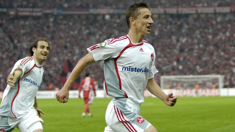 Holten mit dem 1. FC Nürnberg 2007 den DFB-Pokal: Marek Mintal (vorne) und Javier Pinola. Sie arbeiten inzwischen wieder für den Club. | Bild: picture-alliance / dpa Holten mit dem 1. FC Nürnberg 2007 den DFB-Pokal: Marek Mintal (vorne) und Javier Pinola. Sie arbeiten inzwischen wieder für den Club.