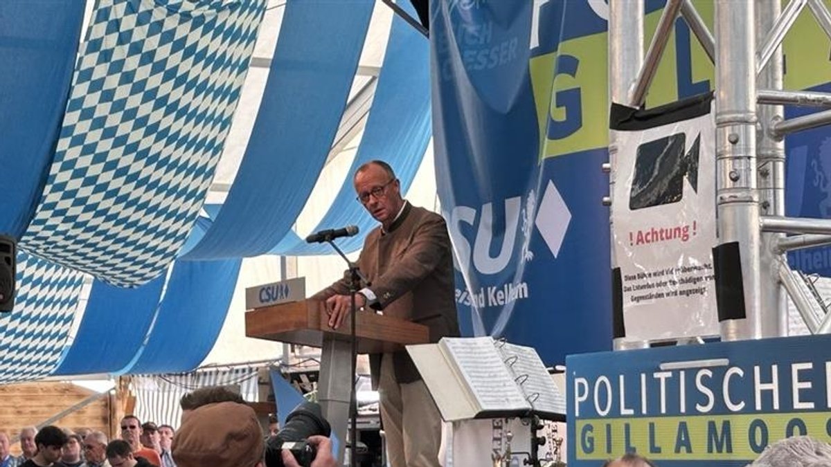 CDU-Chef Friedrich Merz spricht im CSU-Zelt.