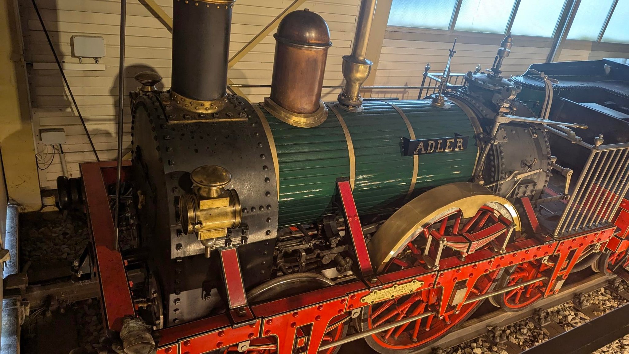 Der Nachbau von Deutschlands erster Dampflok im DB-Museum in Nürnberg.