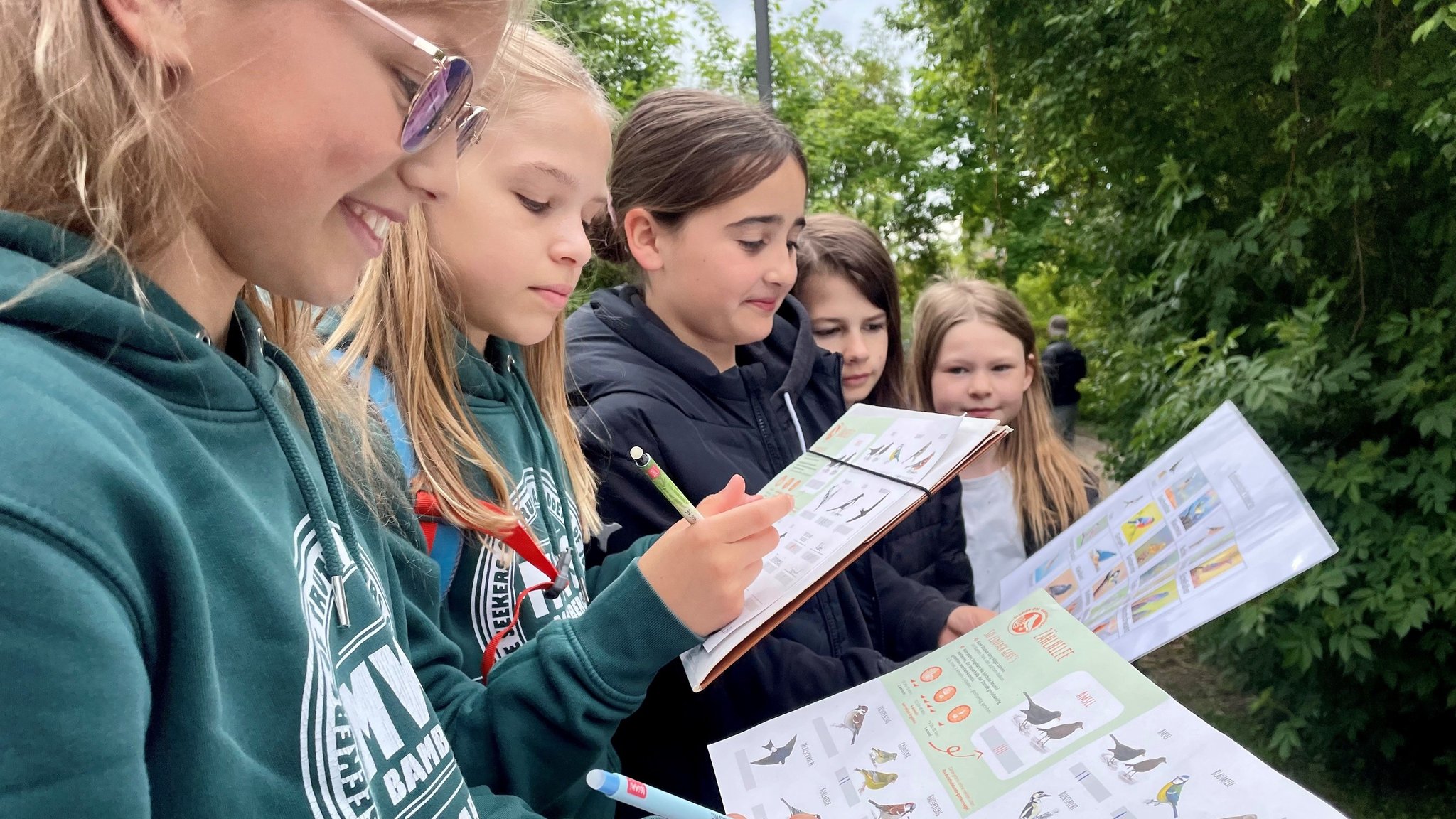 Schüler einer Bamberger Mädchenrealschule beim Biologieunterricht im Freien. 