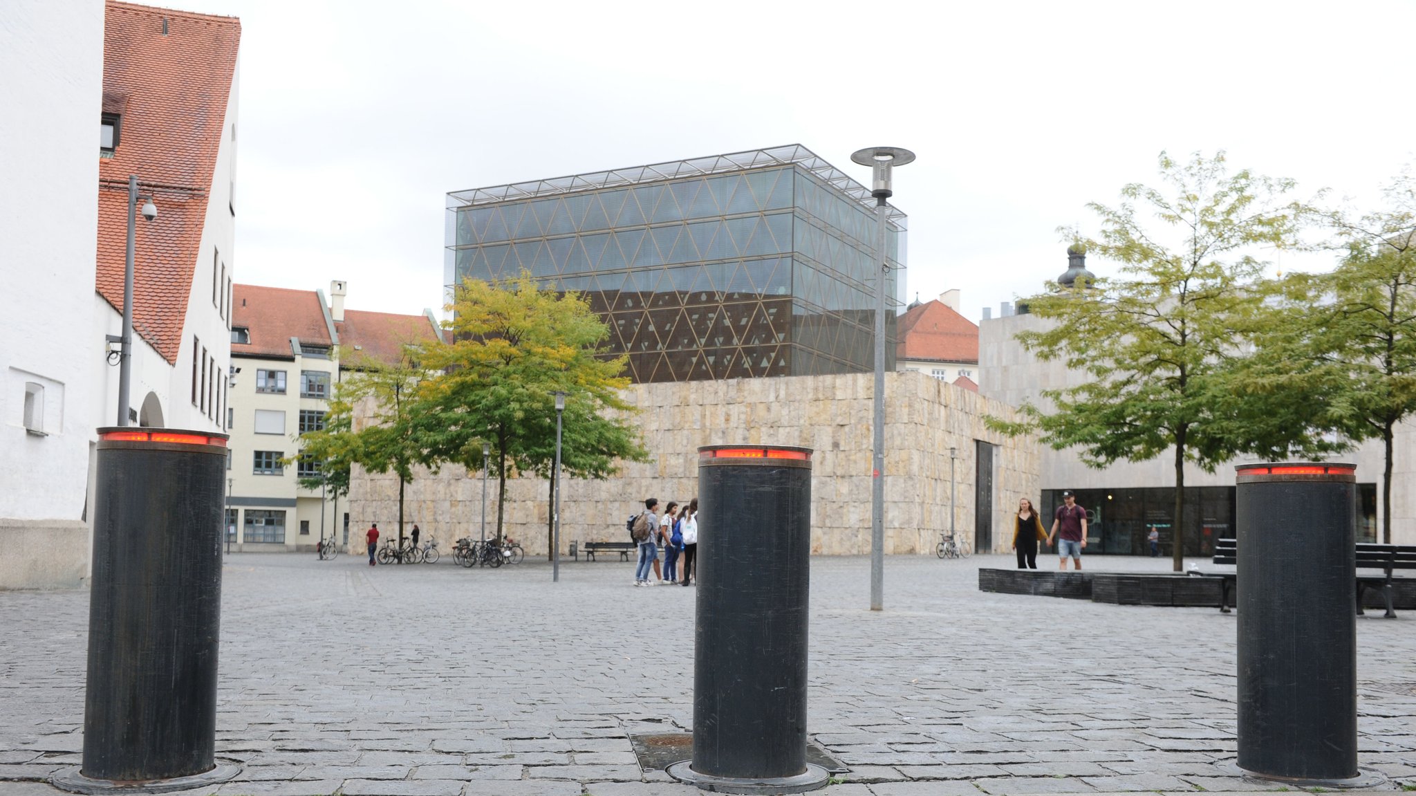 Rot beleuchtete Poller beschützen die Ohel-Jakob-Synagoge am St.-Jakobs-Platz in der Münchner Innenstadt vor unerlaubter Zufahrt. (Archivbild)