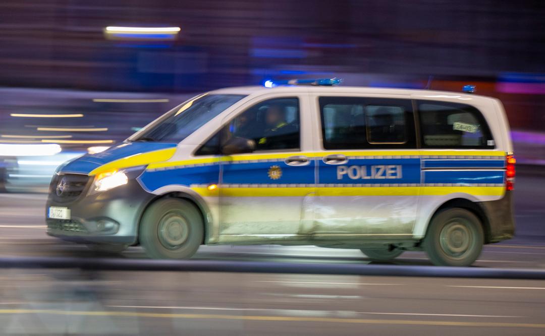 Symbolbild Polizeieinsatz: ARCHIV - (13.02.2023): Ein Polizeiauto fährt mit Blaulicht zu einem Einsatz