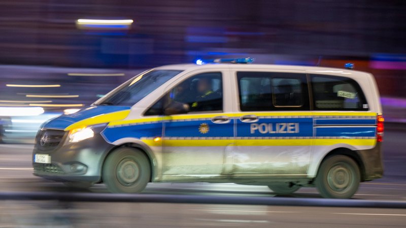 Symbolbild Polizeieinsatz: ARCHIV - (13.02.2023): Ein Polizeiauto fährt mit Blaulicht zu einem Einsatz | Bild: dpa-Bildfunk/Monika Skolimowska Symbolbild Polizeieinsatz: ARCHIV - (13.02.2023): Ein Polizeiauto fährt mit Blaulicht zu einem Einsatz