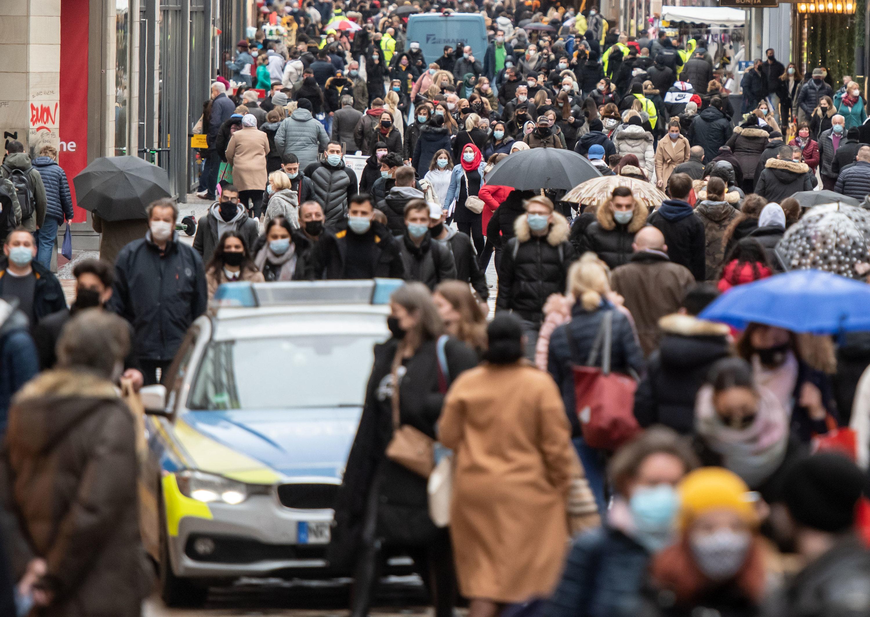 Menschenmenge in einer Einkaufsstraße in Dortmund im März 2020