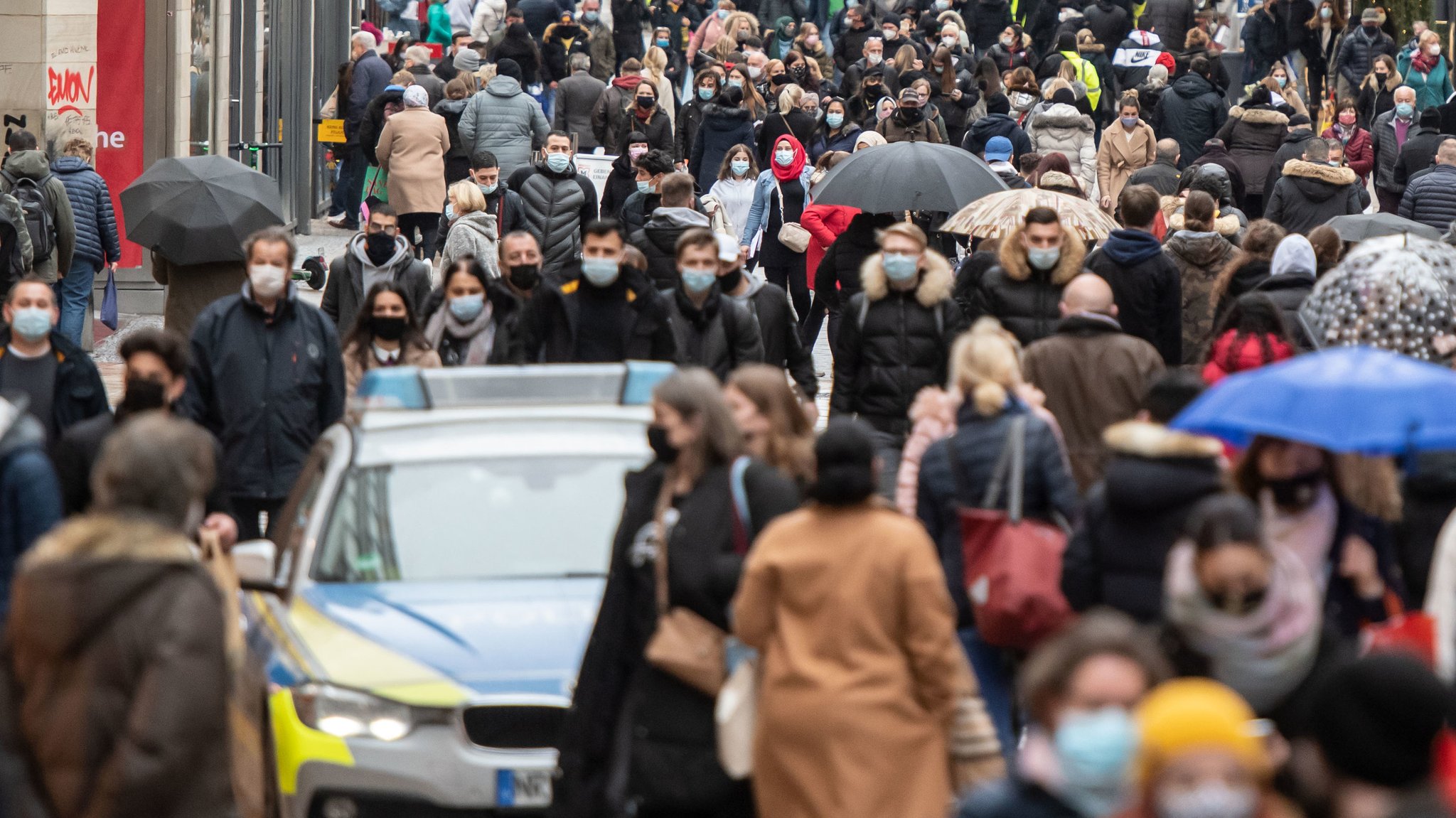 Menschenmenge in einer Einkaufsstraße in Dortmund im März 2020