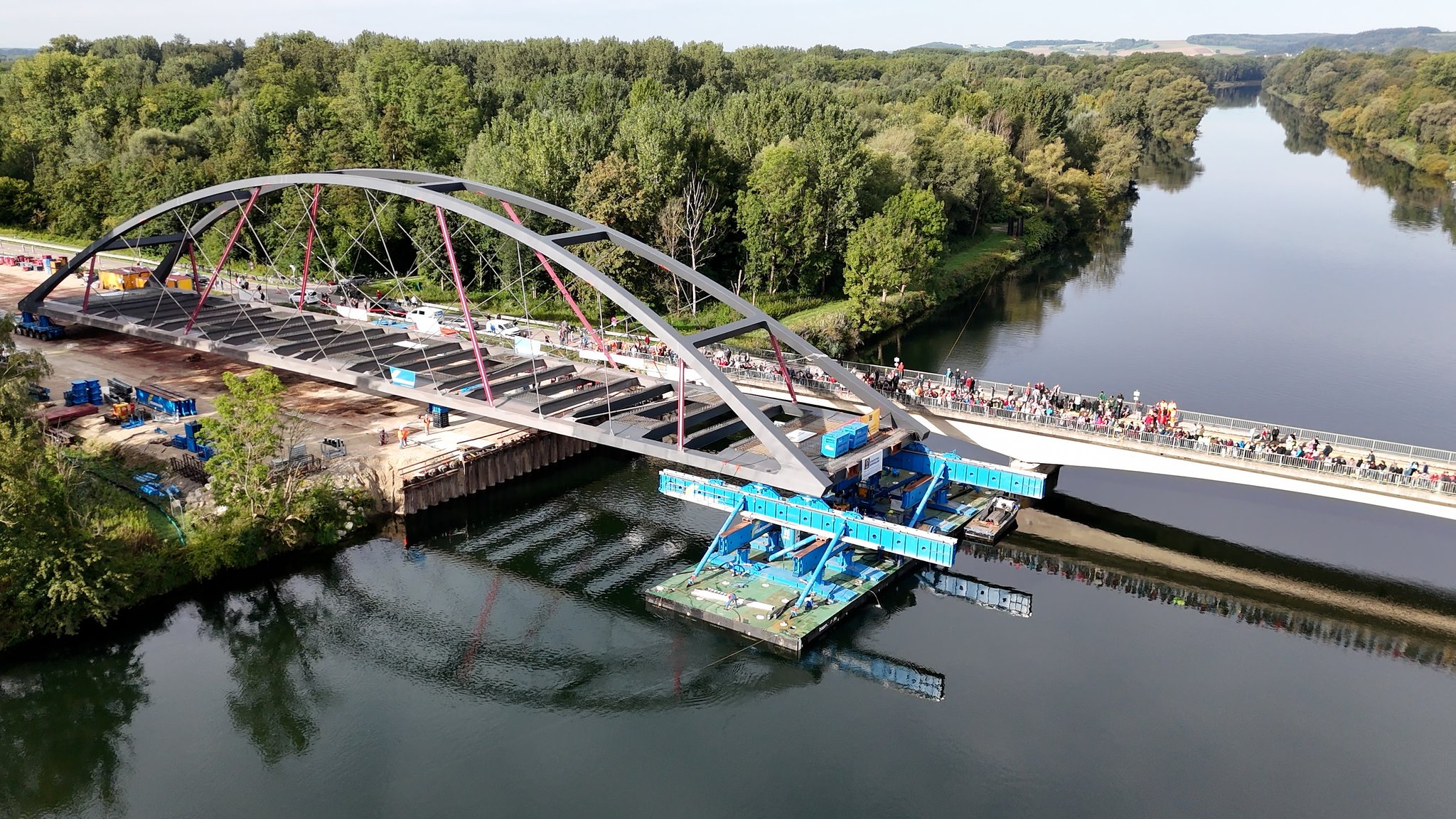 Neue Donaubrücke bei Marxheim über den Fluss geschoben
