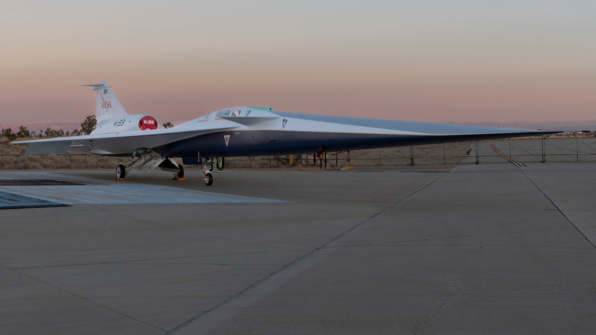 Das leise Überschall-Forschungsflugzeug X-59 der NASA steht am 12. Dezember 2023 auf dem Vorfeld der Skunk Works-Anlage von Lockheed Martin in Palmdale, Kalifornien