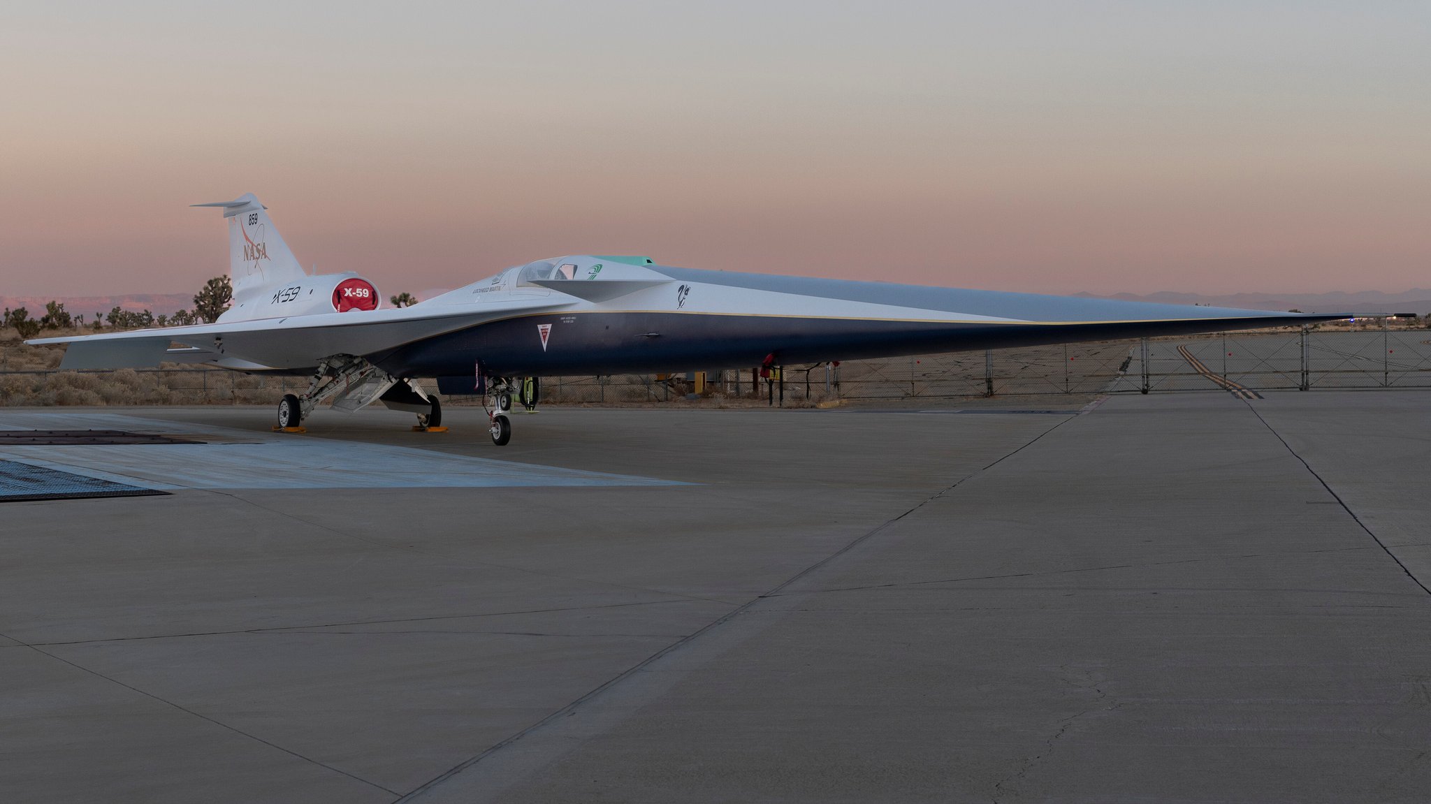 Das leise Überschall-Forschungsflugzeug X-59 der NASA steht am 12. Dezember 2023 auf dem Vorfeld der Skunk Works-Anlage von Lockheed Martin in Palmdale, Kalifornien | Bild: picture alliance / Newscom | STEVE FREEMAN Das leise Überschall-Forschungsflugzeug X-59 der NASA steht am 12. Dezember 2023 auf dem Vorfeld der Skunk Works-Anlage von Lockheed Martin in Palmdale, Kalifornien