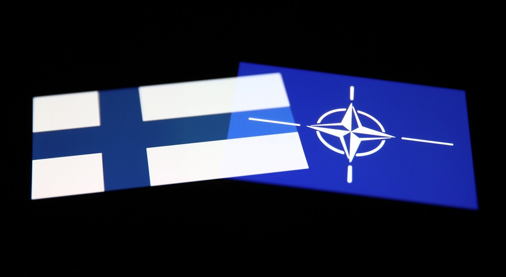 Flagge der Nato und Finnland