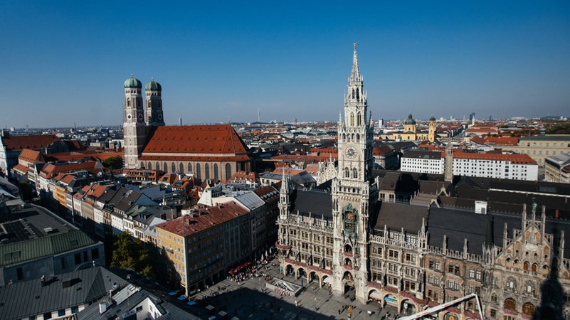 Blick aus der Vogelperspektive über den Münchner Marienplatz, die Frauenkirche und die Innenstadt.