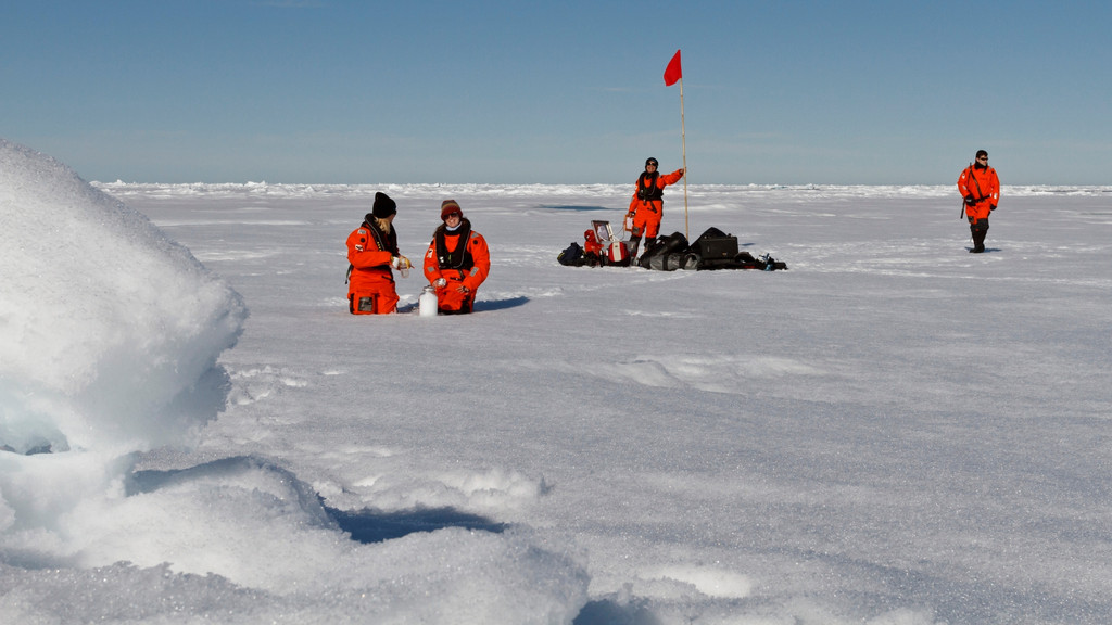 Wissenschaftler des AWI vom Forschungsschiff Polarstern sammeln Schneeproben in der Arktis