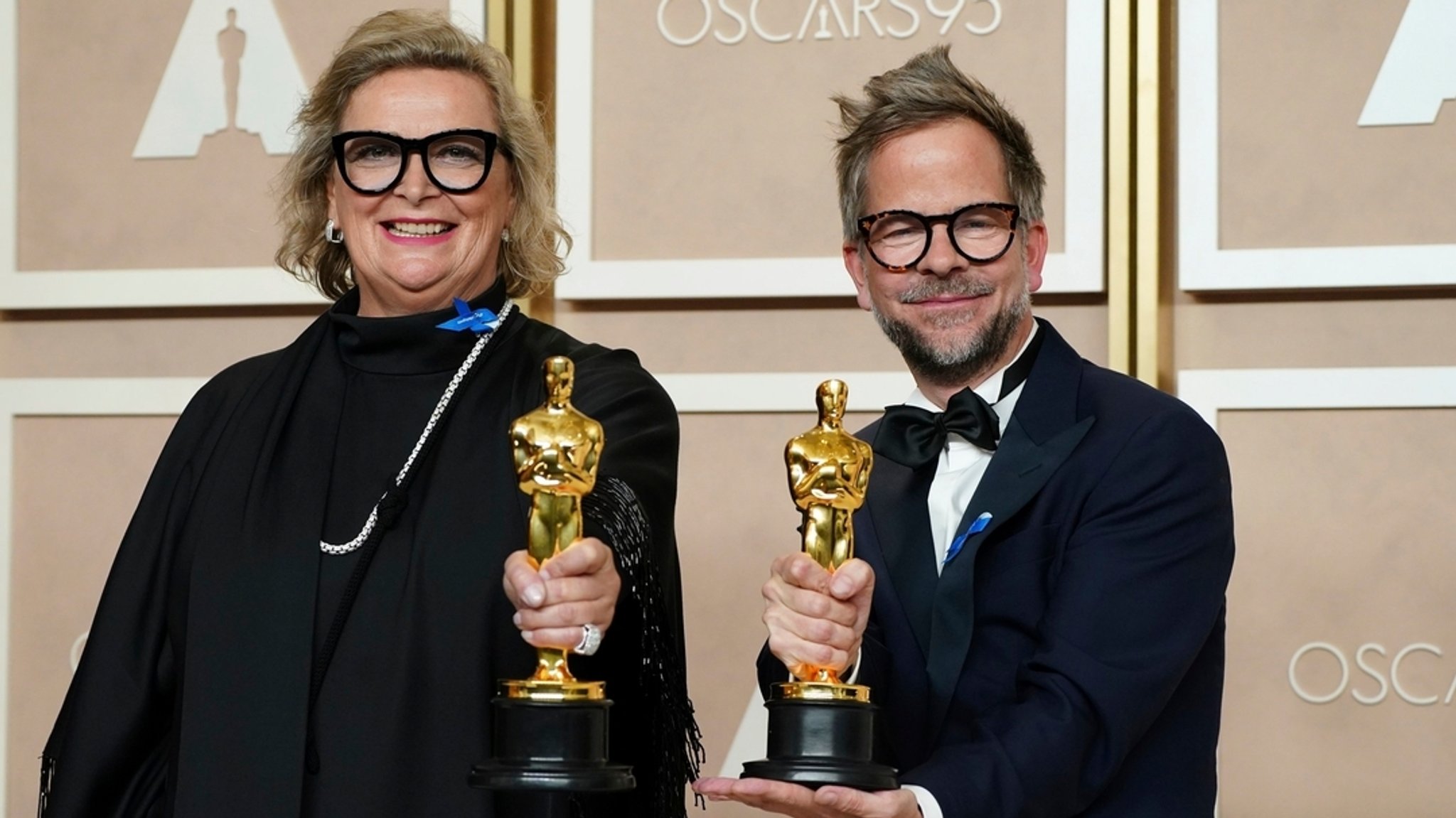 Ernestine Hipper und Christian M. Goldbeck, Gewinner des Preises für das beste Produktionsdesign für «Im Westen nichts Neues» jubeln im Presseraum der Oscar-Verleihung im Dolby Theatre. 