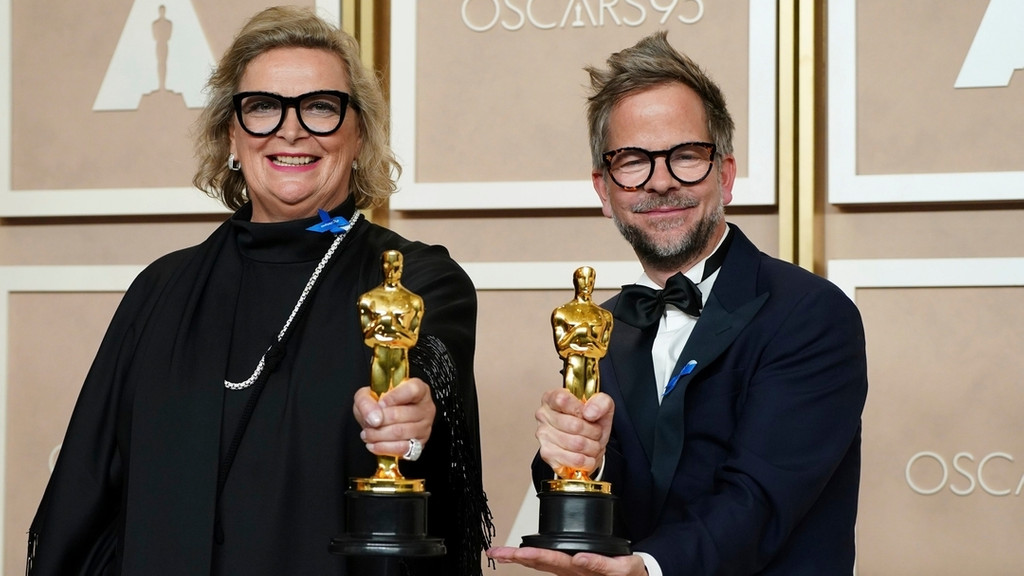 Ernestine Hipper und Christian M. Goldbeck, Gewinner des Preises für das beste Produktionsdesign für «Im Westen nichts Neues» jubeln im Presseraum der Oscar-Verleihung im Dolby Theatre. 