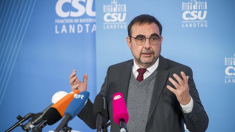 ARCHIV - 18.01.2024, Bayern, Bad Staffelstein: Klaus Holetschek (CSU), CSU-Fraktionsvorsitzender im Bayerischen Landtag, spricht bei der Abschlusspressekonferenz der Winterklausur der CSU-Landtagsfraktion zu Pressevertretern. (zu dpa: «Holetschek: Imame sollen in Deutschland ausgebildet werden») Foto: Daniel Vogl/dpa +++ dpa-Bildfunk +++ | Bild: dpa-Bildfunk/Daniel Vogl ARCHIV - 18.01.2024, Bayern, Bad Staffelstein: Klaus Holetschek (CSU), CSU-Fraktionsvorsitzender im Bayerischen Landtag, spricht bei der Abschlusspressekonferenz der Winterklausur der CSU-Landtagsfraktion zu Pressevertretern. (zu dpa: «Holetschek: Imame sollen in Deutschland ausgebildet werden») Foto: Daniel Vogl/dpa +++ dpa-Bildfunk +++