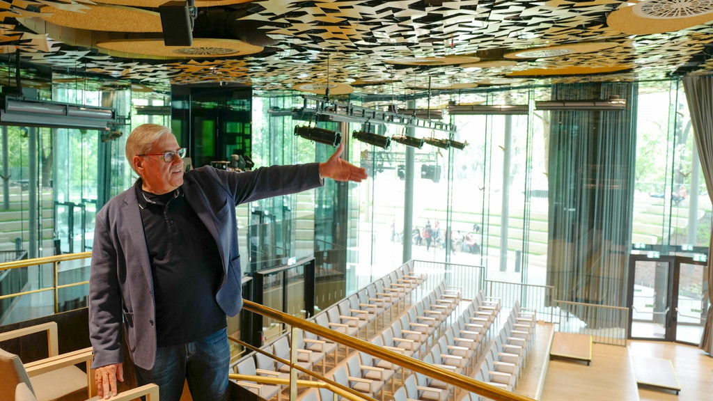 Direktor Batta zeigt den Konzertsaal des neuen Musik-Hauses