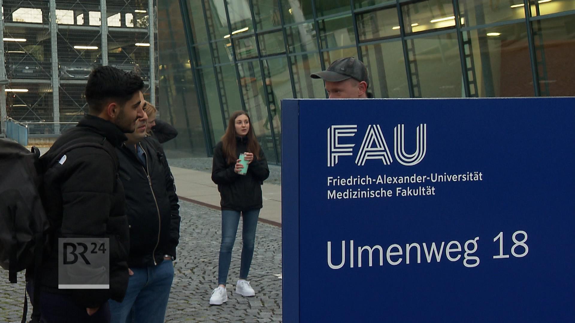 Studierende vor der Medizinischen Fakultät der Friedrich-Alexander-Universität