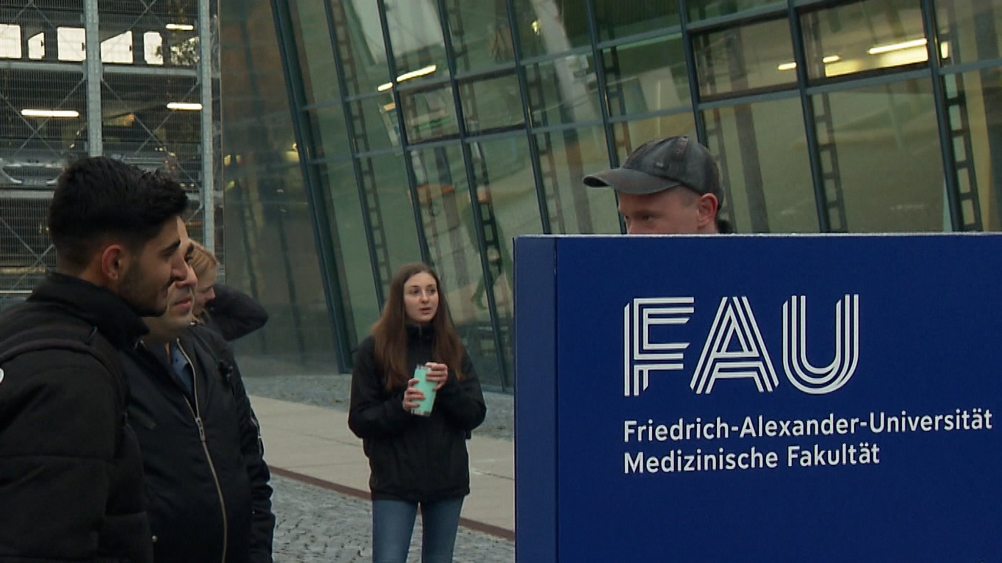 Studierende vor der Medizinischen Fakultät der Friedrich-Alexander-Universität