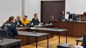 Angeklagter (verpixelt) mit Anwälten und Justizbeamten im Gerichtssaal | Bild:BR24/ Florian Deglmann