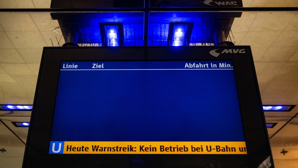 03.03.2023, Bayern, München: Eine Anzeigetafel zeigt während eines Streiks im Nahverkehr den Hinweis «U Heute Warnstreik: Kein Betrieb bei U-Bahn» an Die Gewerkschaft Verdi will am Freitag mit Warnstreiks den öffentlichen Nahverkehr in zahlreichen Städten in mehreren Bundesländern lahmlegen. Foto: Lennart Preiss/dpa +++ dpa-Bildfunk +++ | Bild: dpa-Bildfunk/Lennart Preiss 03.03.2023, Bayern, München: Eine Anzeigetafel zeigt während eines Streiks im Nahverkehr den Hinweis «U Heute Warnstreik: Kein Betrieb bei U-Bahn» an Die Gewerkschaft Verdi will am Freitag mit Warnstreiks den öffentlichen Nahverkehr in zahlreichen Städten in mehreren Bundesländern lahmlegen. Foto: Lennart Preiss/dpa +++ dpa-Bildfunk +++