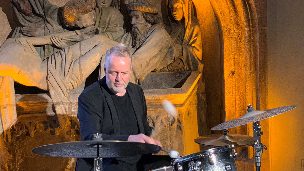 Jazzmusiker Wolfgang Haffner spielt Schlagzeug in einer Kapelle.