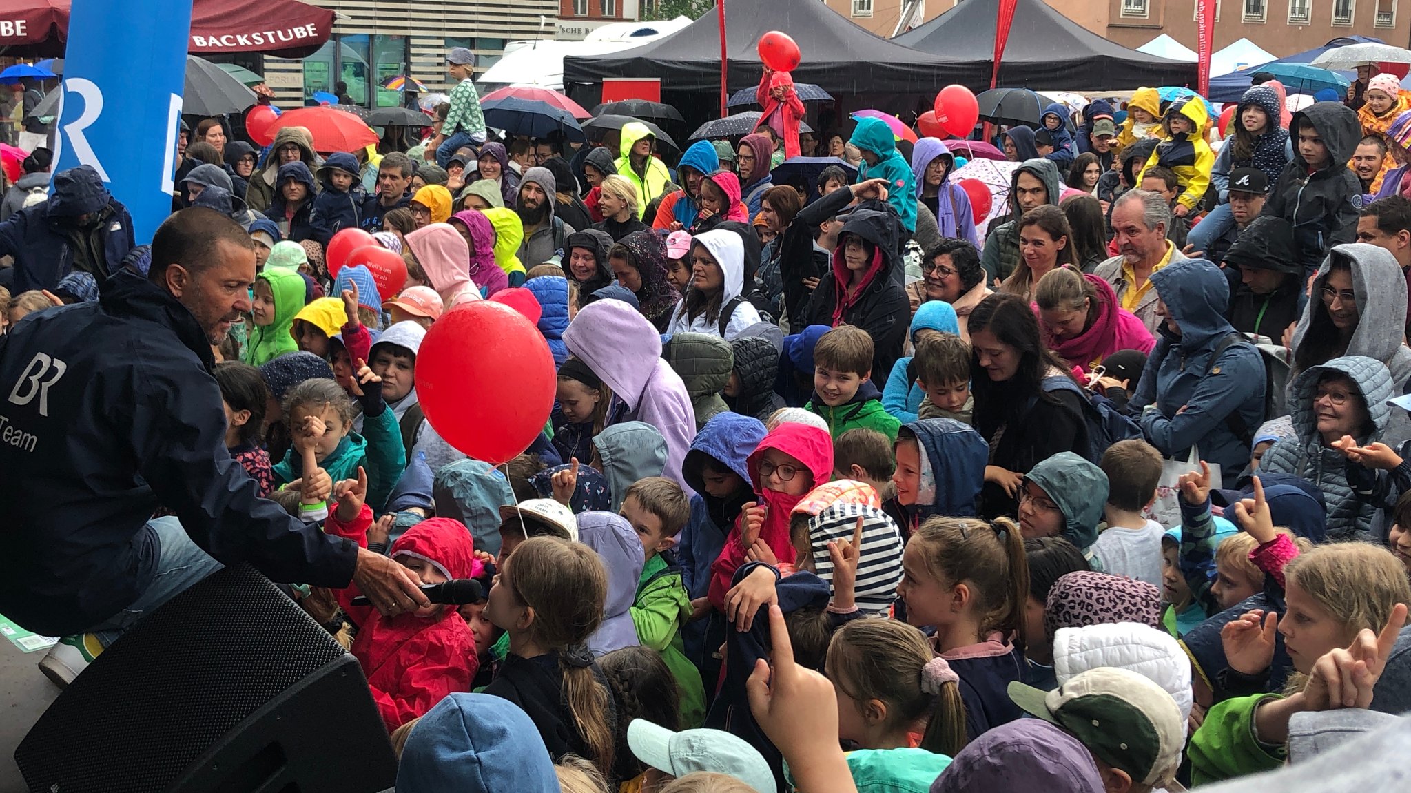 Kinder vor der Bühne am Unteren Markt beim Kinderfest in Würzburg.