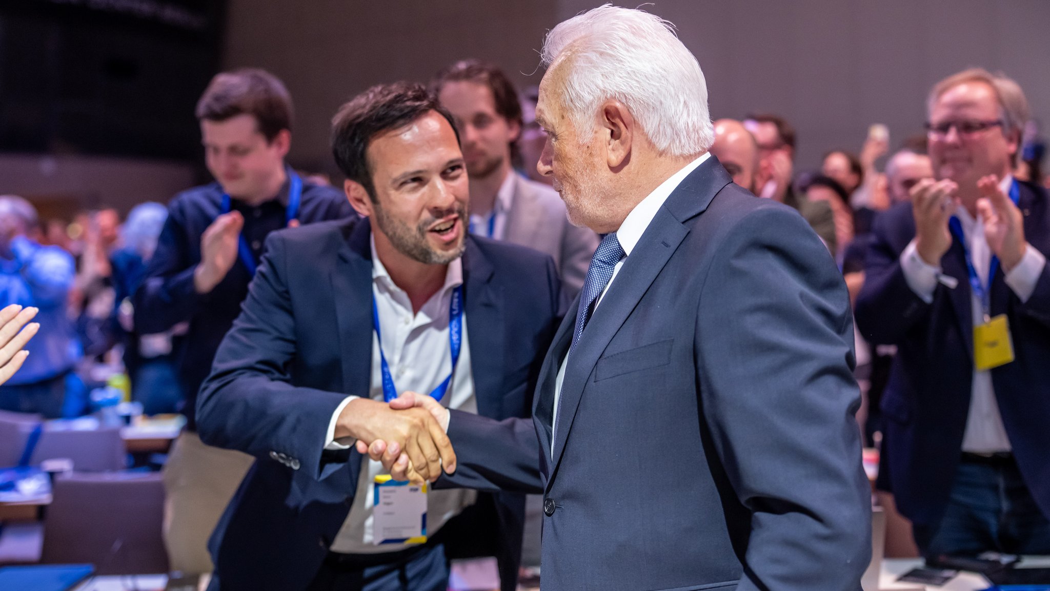 Beim FDP Bundesparteitag gratuliert der Generalsekretär der FDP Martin Hagen (l.) Wolfgang Kubicki zum Parteivorsitz der FDP. | Bild: picture alliance/dpa | Michael Kappeler Beim FDP Bundesparteitag gratuliert der Generalsekretär der FDP Martin Hagen (l.) Wolfgang Kubicki zum Parteivorsitz der FDP.