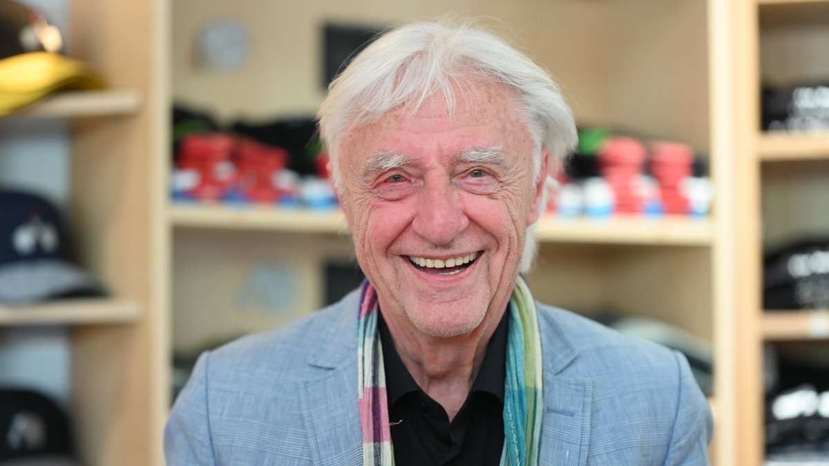 Der Schweizer Kabarettist Emil Steinberger steht im Otto-Huus am Delft in Emden am Rande des Internationalen Filmfests Emden-Norderney 2025.