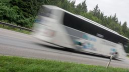 Symbolbild: Reisebus auf Autobahn | Bild:picture alliance / dpa | Tobias Hase
