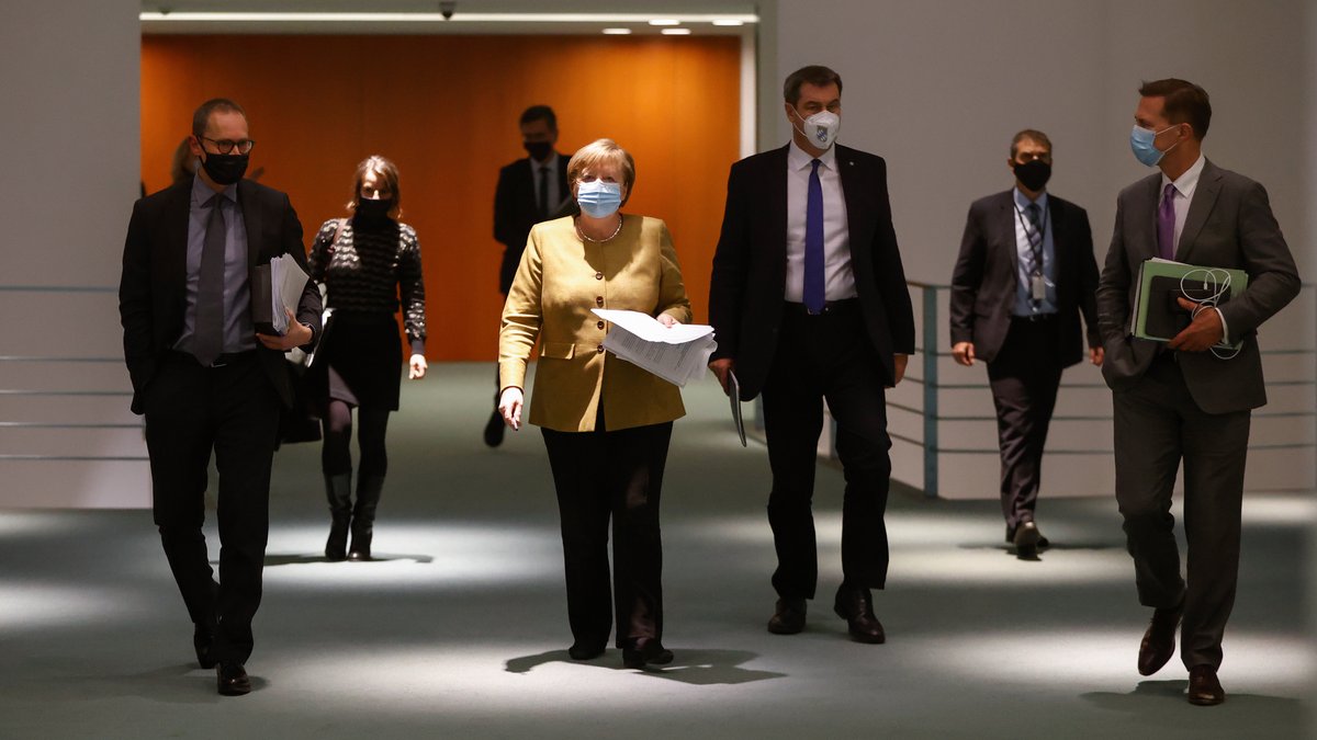 Merkel mit Ministerpräsidenten Müller und Söder nach einer Konferenz (Archivbild)