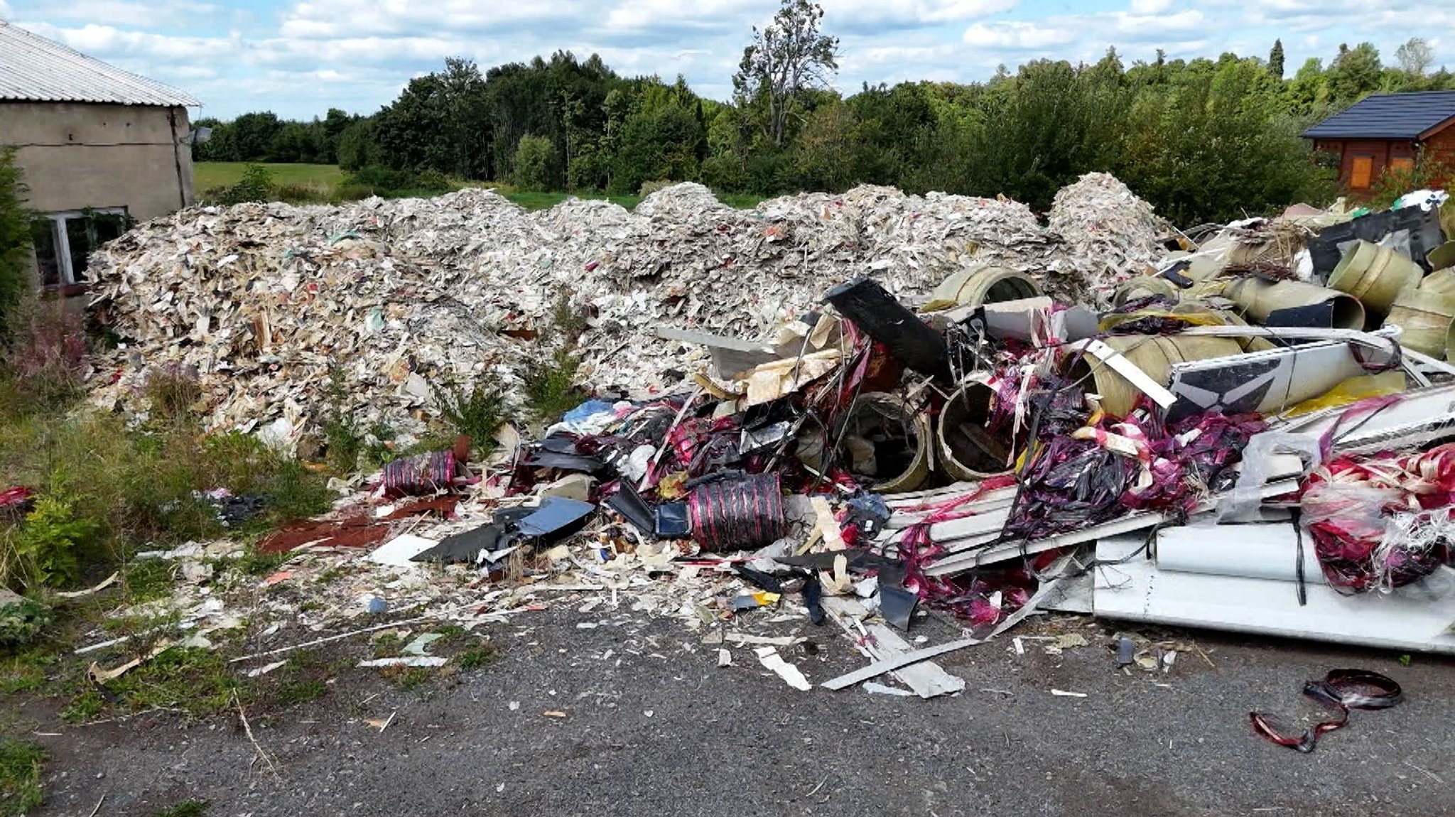 Illegal in Tschechien abgeladener Müll. Dieser musste nach Deutschland zurückgebracht werden (Archivbild) | Bild: TV Nova Illegal in Tschechien abgeladener Müll. Dieser musste nach Deutschland zurückgebracht werden (Archivbild)