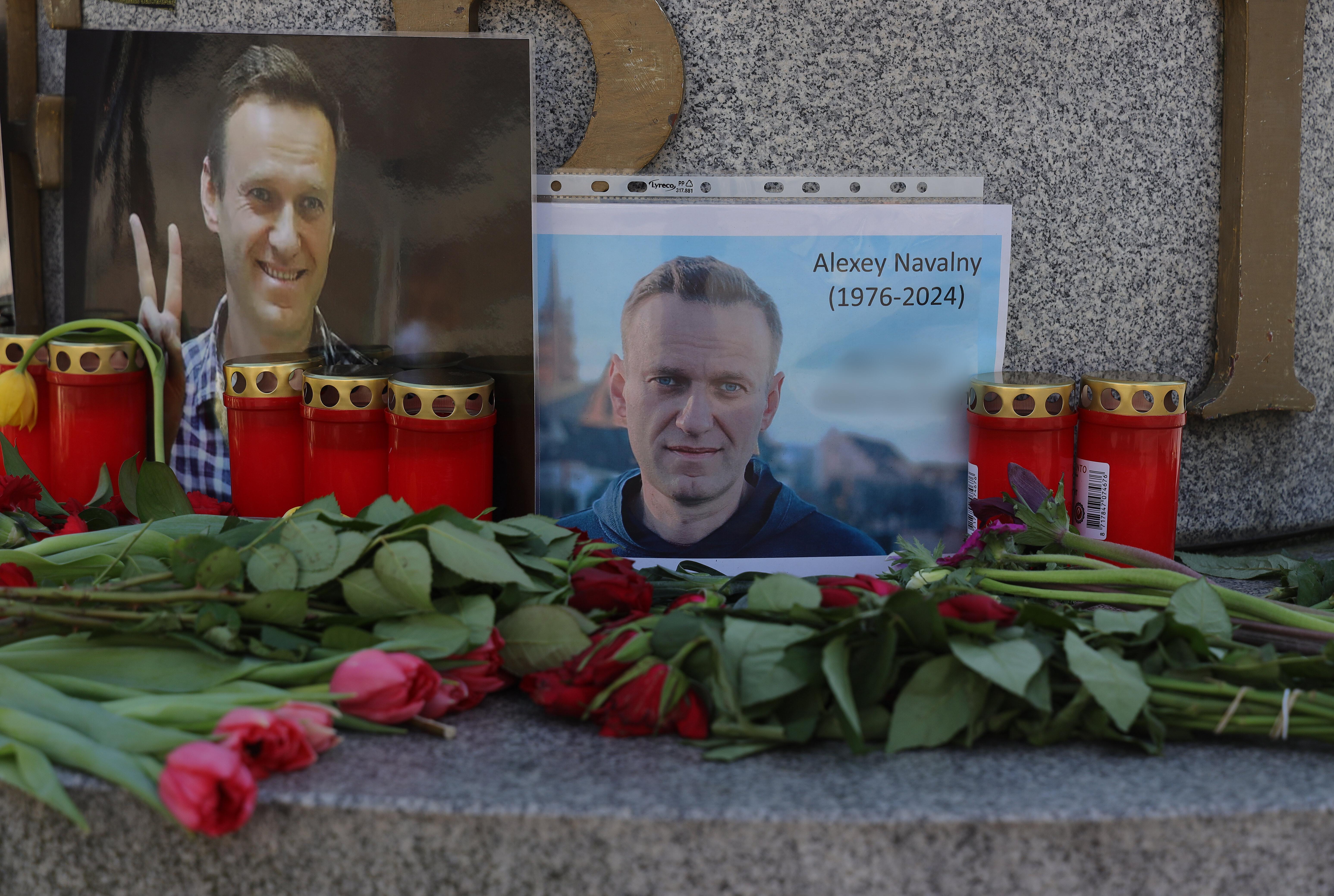 Gedenkstätte mit Kerzen und Blumen für den in einem Straflager verstorbenen russischen Regimekritiker Alexej Nawalny in Dortmund