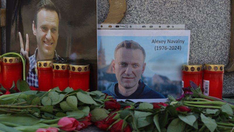 Gedenkstätte mit Kerzen und Blumen für den in einem Straflager verstorbenen russischen Regimekritiker Alexej Nawalny in Dortmund | Bild: picture alliance / Snowfield Photography | Snowfield Gedenkstätte mit Kerzen und Blumen für den in einem Straflager verstorbenen russischen Regimekritiker Alexej Nawalny in Dortmund